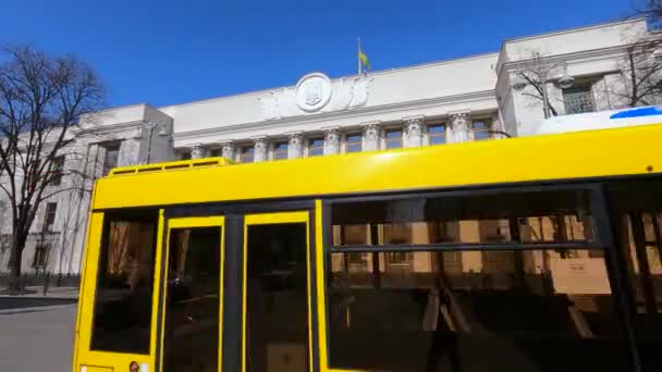 Kyiv, Ukraine : Building of the Ukrainian Parliament - Verkhovna Rada — Stock video