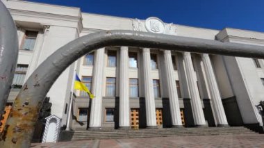 Kyiv 'deki Ukrayna Parlamentosu binası - Verkhovna Rada, ağır çekim