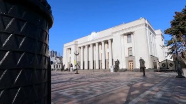 Kyiv 'deki Ukrayna Parlamentosu binası - Verkhovna Rada, ağır çekim