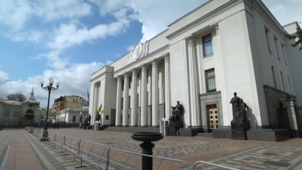 Kyiv, Ukraine : Building of the Ukrainian Parliament - Verkhovna Rada — Stock video