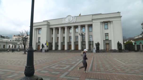 Kyiv, Ukraine : Building of the Ukrainian Parliament - Verkhovna Rada — Stock video