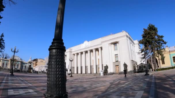 Az épület az ukrán parlament Kijevben - Verkhovna Rada, lassított felvétel — Stock videók