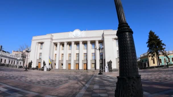 Будівля українського парламенту в Києві - Верховна Рада, повільний рух. — стокове відео