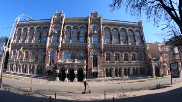 Будівля Національного банку України в Києві, повільний рух. — стокове відео