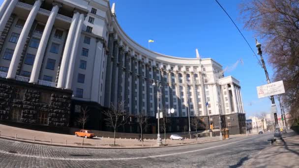 Edificio gubernamental de Ucrania en Kiev - Gabinete de Ministros, cámara lenta — Vídeo de stock