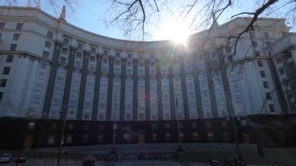 Government building of Ukraine in Kyiv - Cabinet of Ministers, slow motion — Stock Video