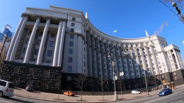 Regeringsgebouw van Oekraïne in Kiev - Kabinet van ministers, slow motion — Stockvideo