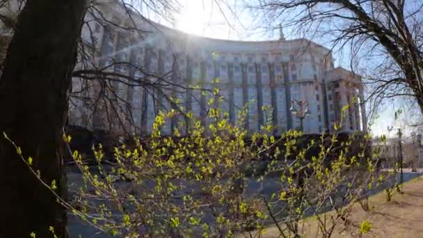 Edificio gubernamental de Ucrania en Kiev - Gabinete de Ministros, cámara lenta — Vídeo de stock