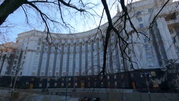 Edificio gubernamental de Ucrania en Kiev - Gabinete de Ministros, cámara lenta — Vídeos de Stock