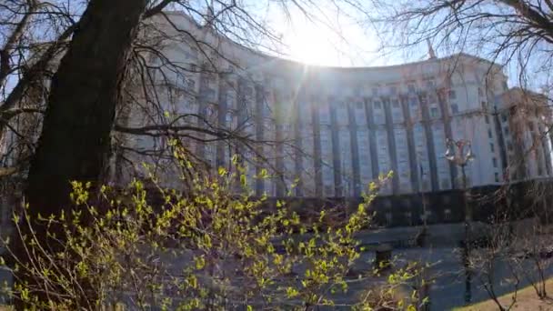 Regeringsgebouw van Oekraïne in Kiev - Kabinet van ministers, slow motion — Stockvideo