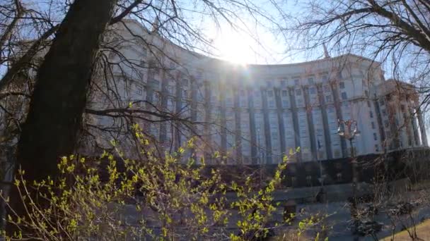 Ukrajna kormányépítése Kijevben - Miniszterelnöki Kabinet, lassított felvétel — Stock videók