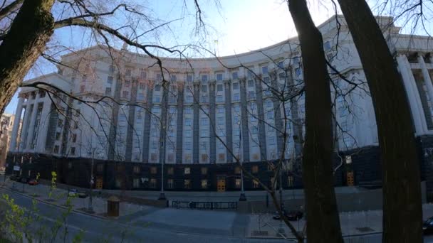 Ukrayna 'nın Kyiv' deki hükümet binası - Bakanlar Kurulu, yavaş çekim — Stok video