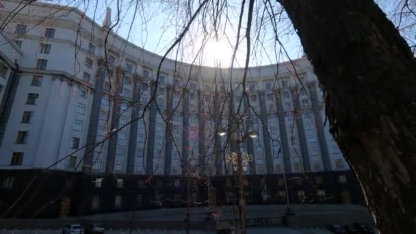 Edificio gubernamental de Ucrania en Kiev - Gabinete de Ministros, cámara lenta — Vídeo de stock