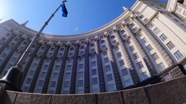 Regeringsgebouw van Oekraïne in Kiev - Kabinet van ministers, slow motion — Stockvideo