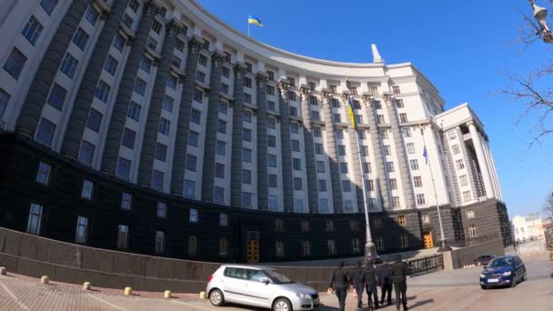 Edificio gubernamental de Ucrania en Kiev - Gabinete de Ministros, cámara lenta — Vídeo de stock
