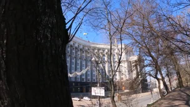 Edificio gubernamental de Ucrania en Kiev - Gabinete de Ministros, cámara lenta — Vídeo de stock