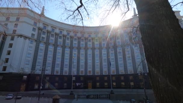 Edificio gubernamental de Ucrania en Kiev - Gabinete de Ministros, cámara lenta — Vídeos de Stock