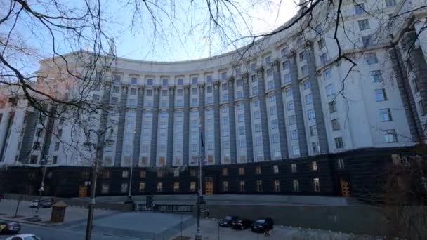 The symbol of politics in Ukraine - Government building — Stock Video