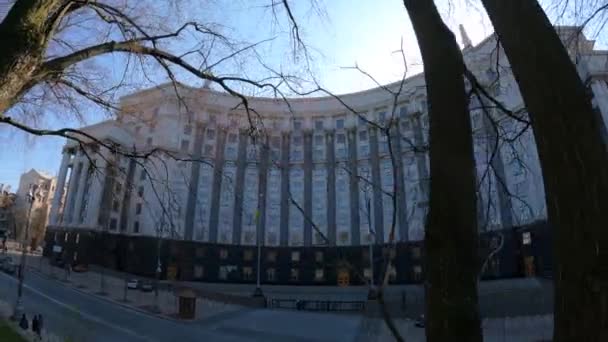 El símbolo de la política en Ucrania - Edificio del gobierno — Vídeo de stock