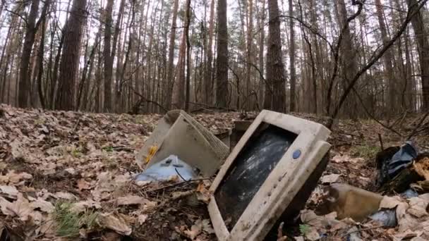 Computadora vieja en un depósito de chatarra en el bosque, cámara lenta — Vídeo de stock