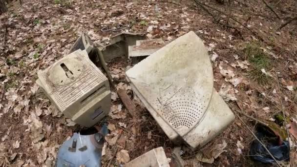 Computadora vieja en un depósito de chatarra en el bosque, cámara lenta — Vídeo de stock