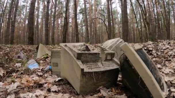 Computador velho em um ferro-velho na floresta, câmera lenta — Vídeo de Stock