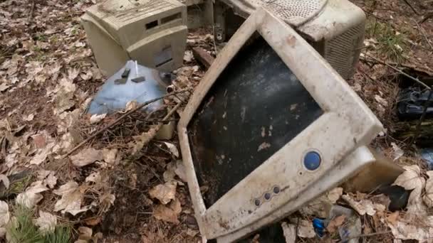 숲 속의 쓰레기장에 있는 오래 된 컴퓨터, 느린 동작 — 비디오