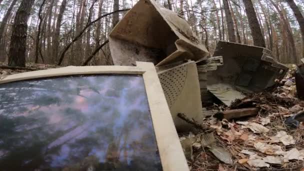 Computador velho em um ferro-velho na floresta, câmera lenta — Vídeo de Stock