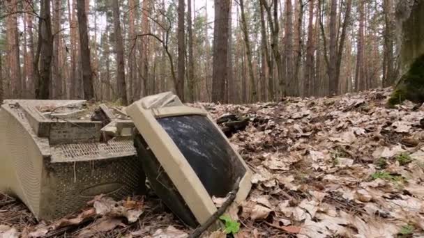 Stary komputer na złomowisku w lesie, zwolnione tempo — Wideo stockowe