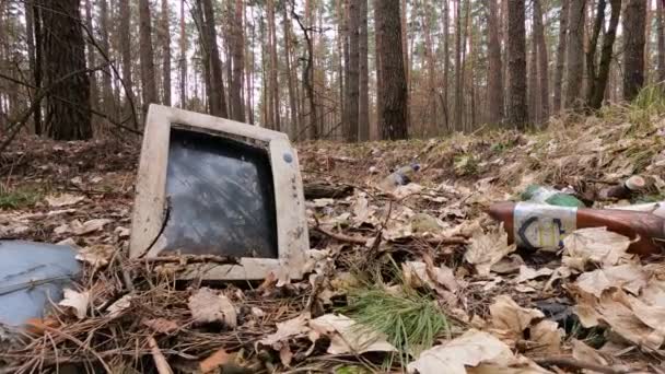 森の中のジャンクヤードの古いコンピュータ、遅い動き — ストック動画