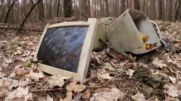 Computadora vieja en un depósito de chatarra en el bosque, cámara lenta — Vídeos de Stock