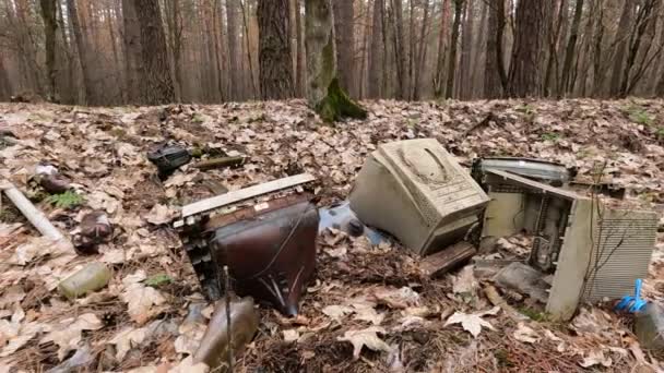 Komputer lama di tempat rongsokan di hutan, gerakan lambat — Stok Video