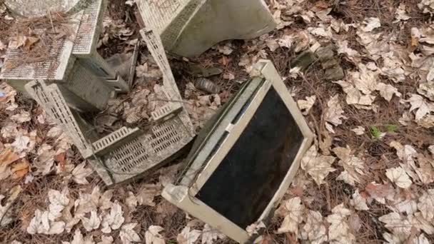 Computadora vieja en un depósito de chatarra en el bosque, cámara lenta — Vídeos de Stock