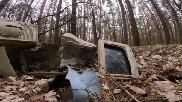 Alter Computer auf einem Schrottplatz im Wald, Zeitlupe — Stockvideo
