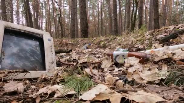 Gammal dator på en skrotupplag i skogen, slow motion — Stockvideo