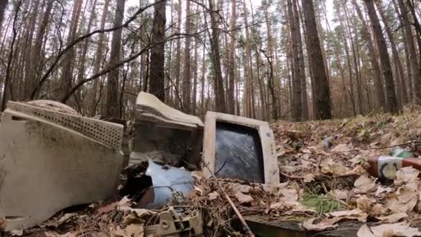 Старий комп'ютер на подвір'ї в лісі, повільний рух — стокове відео