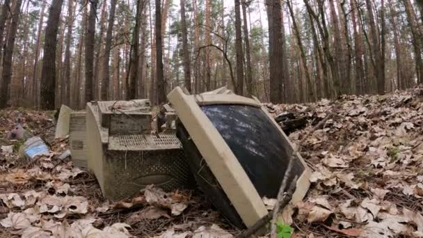 Stary komputer na złomowisku w lesie, zwolnione tempo — Wideo stockowe