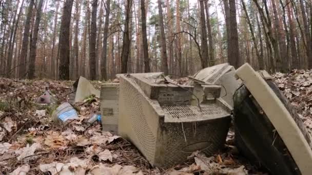 Computadora vieja en un depósito de chatarra en el bosque, cámara lenta — Vídeo de stock