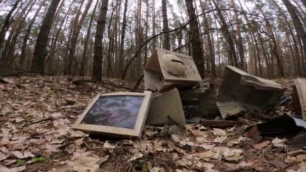 Ormandaki hurdalıkta eski bir bilgisayar, yavaş çekim. — Stok video