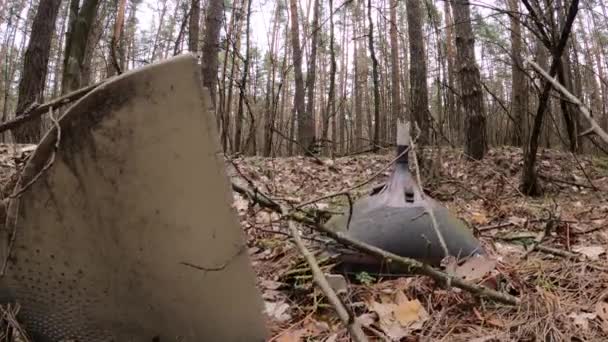 Gammal dator på en skrotupplag i skogen, slow motion — Stockvideo