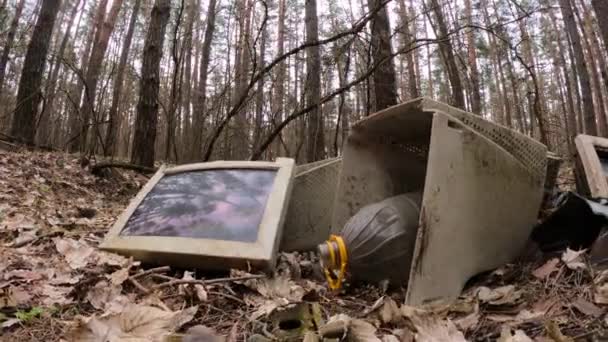 Computadora vieja en un depósito de chatarra en el bosque, cámara lenta — Vídeos de Stock
