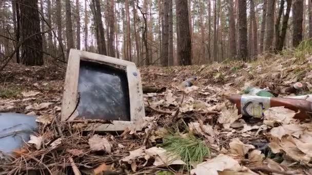 Computer op een autokerkhof in het bos — Stockvideo