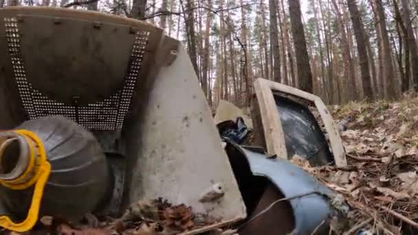 숲 속의 쓰레기장에 있는 컴퓨터 — 비디오
