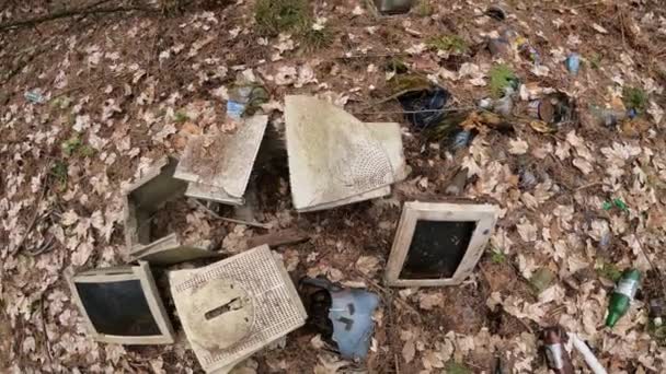 Computer auf einem Schrottplatz im Wald — Stockvideo