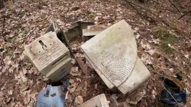 Ordenador en un depósito de chatarra en el bosque — Vídeos de Stock