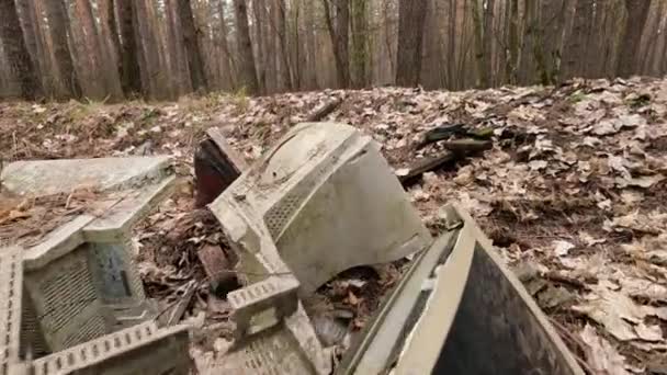 Ordenador en un depósito de chatarra en el bosque — Vídeos de Stock