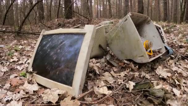 Ordenador en un depósito de chatarra en el bosque — Vídeos de Stock