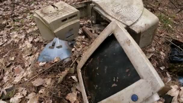 Ordenador en un depósito de chatarra en el bosque — Vídeos de Stock