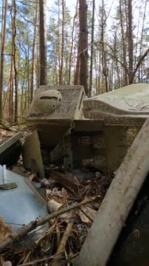 Ormandaki bir hurdalıkta bilgisayarın dikey videosu, yavaş çekim.