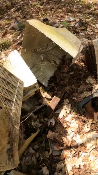 Vídeo vertical de la computadora en un depósito de chatarra en el bosque, cámara lenta — Vídeos de Stock